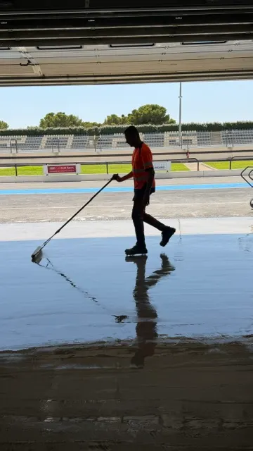 Application d’une résine à la raclette sur une grande surface
