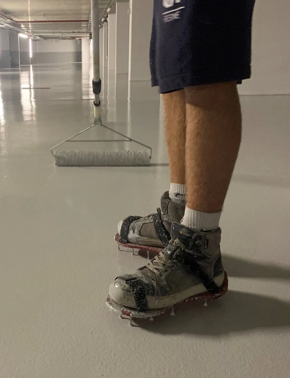 Applicateur ASM chargeant une résine claire au rouleau sur un sol préparé
