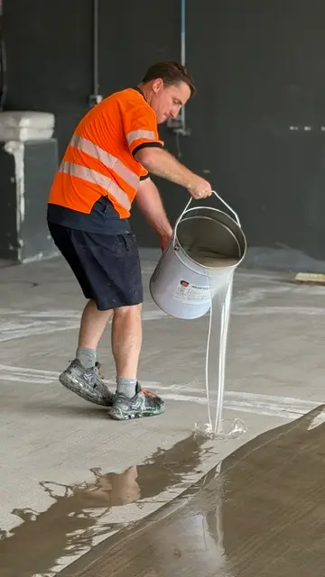 Coulage d’un seau de résine sur un sol préparé