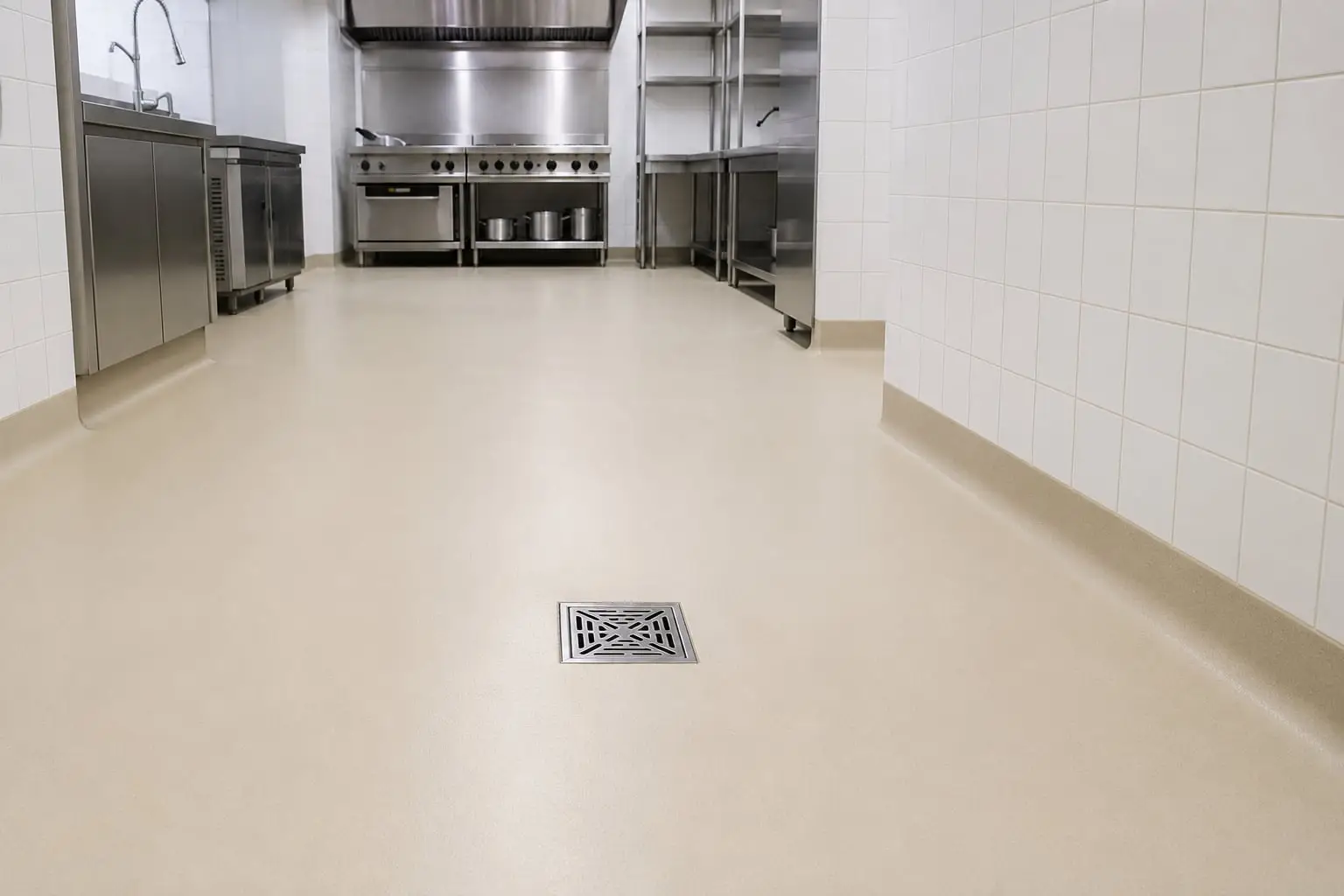Sol de cuisine collective en résine, surface continue avec pente vers siphon