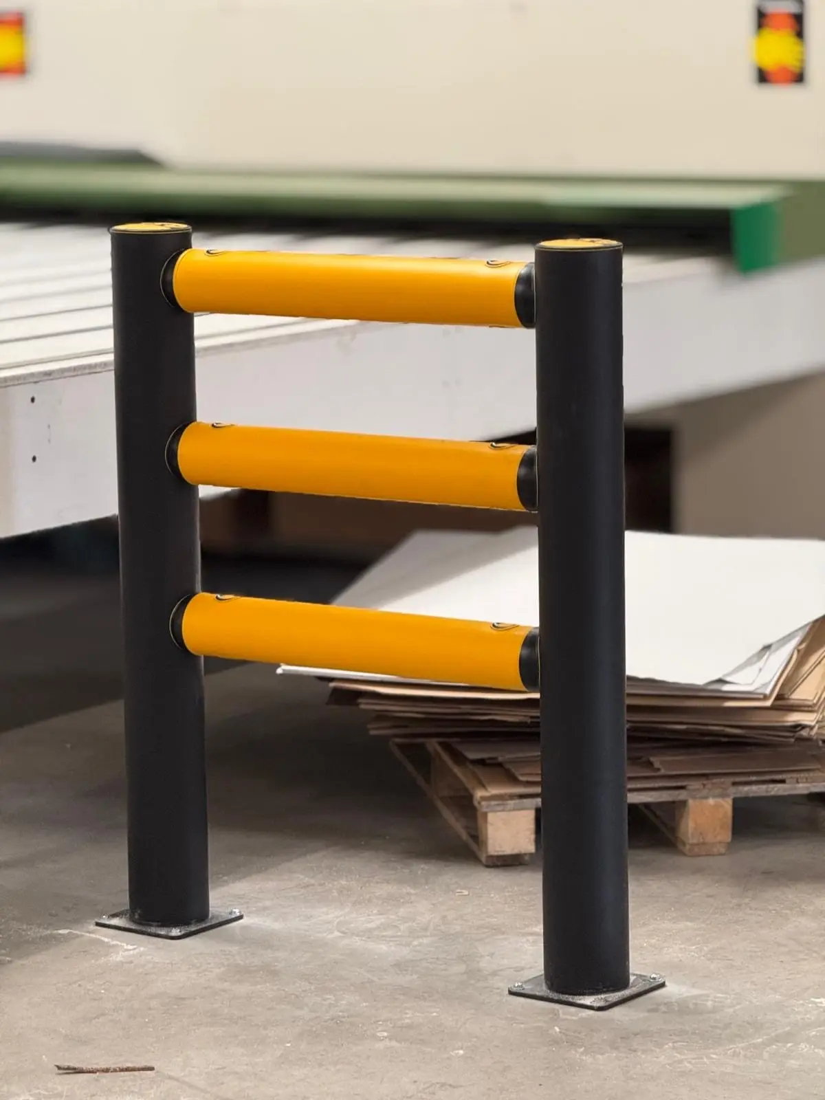 Détail d’une barrière de protection en polymère jaune et noir