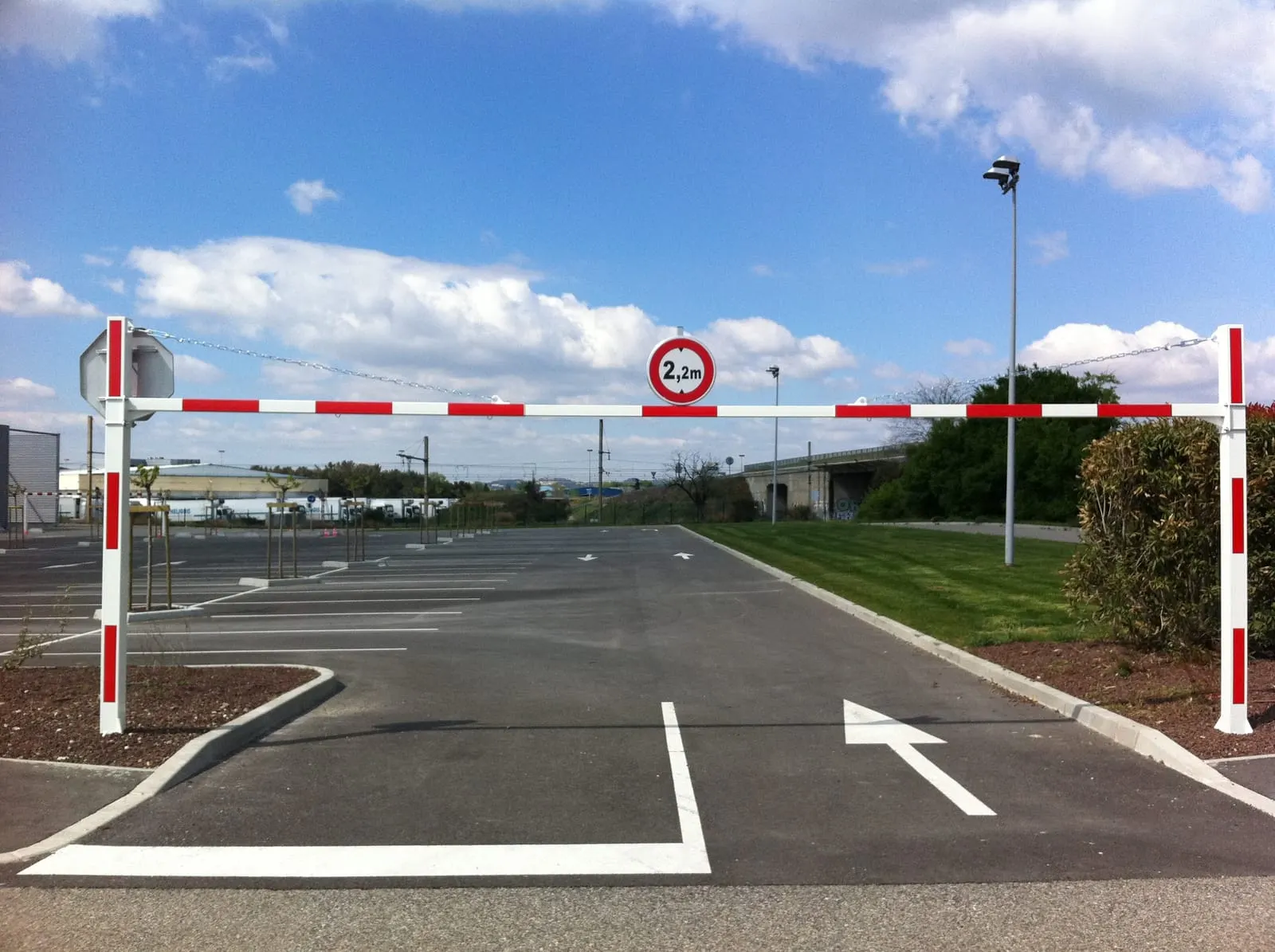 Portique de limitation de hauteur à l’entrée d’une aire de stationnement