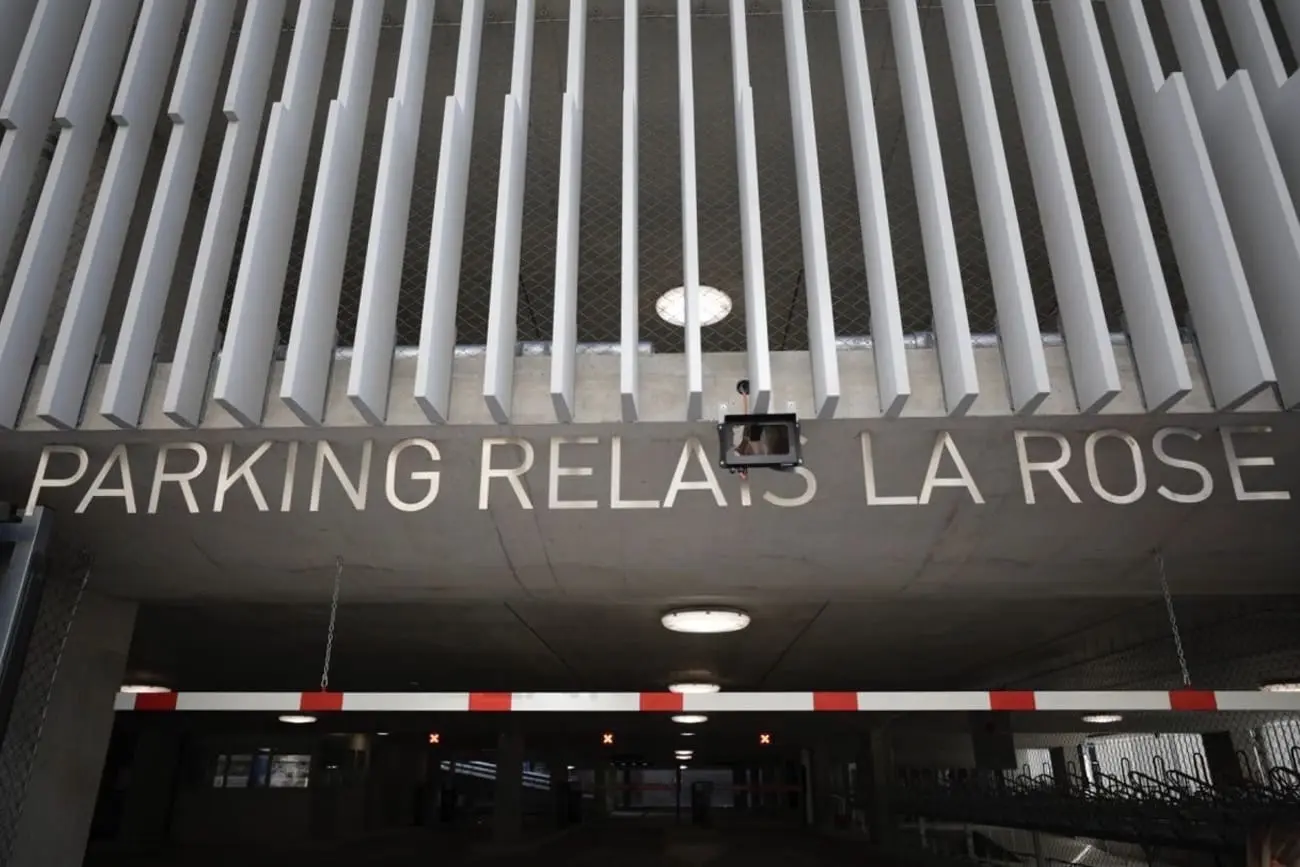 Portique et barrière d’entrée d’un parking relais