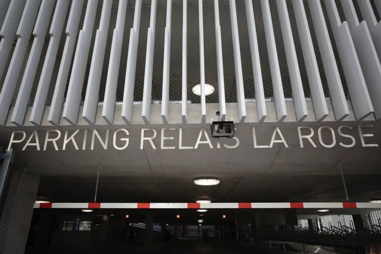 Portique de limitation de hauteur installé à l’entrée d’un parking relais