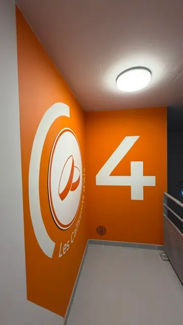 Numéro de niveau repris en grand dans une cage d’escalier du parking