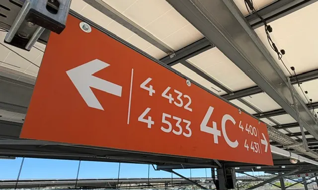Panneau de rangée orange indiquant les plages de places desservies