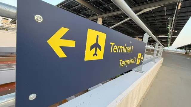 Panneau directionnel suspendu renvoyant vers les terminaux 1 et 2
