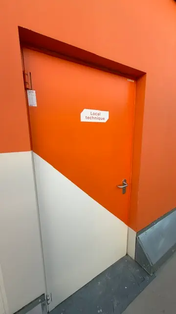 Porte de local technique identifiée à la charte du parc