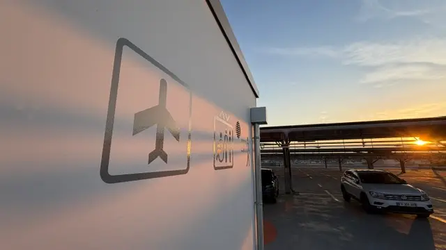 Pictogramme d’avion appliqué sur la façade d’un parking aéroportuaire