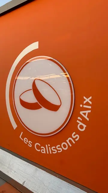 Repère de niveau sérigraphié en grand sur une paroi de parking