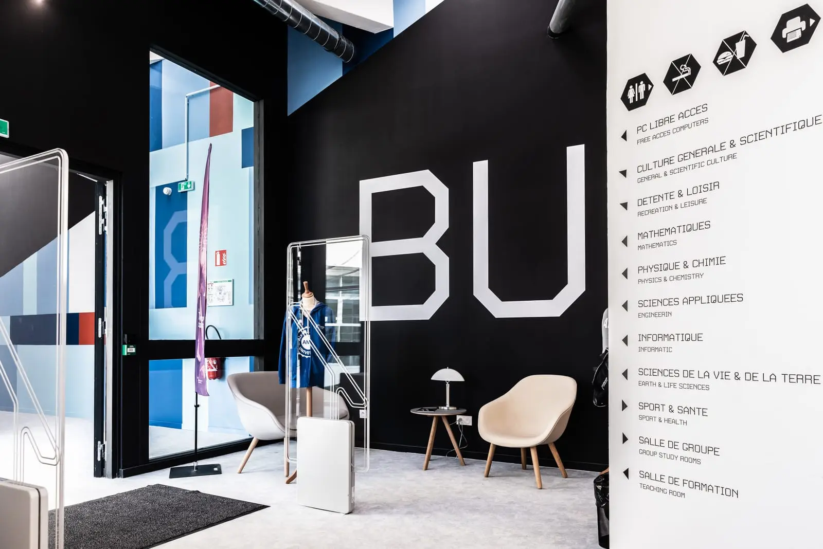 Signalétique murale d’une bibliothèque universitaire, grand lettrage « BU »