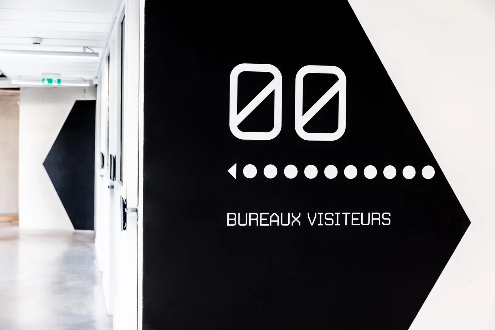 Signalétique « Bureaux visiteurs » en lettrage blanc sur fond noir