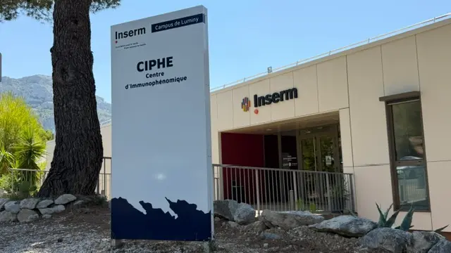 Totem Inserm et CIPHE posé devant un laboratoire du campus de Luminy