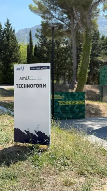 Totem Technoform installé en bord d’allée sur le campus de Luminy