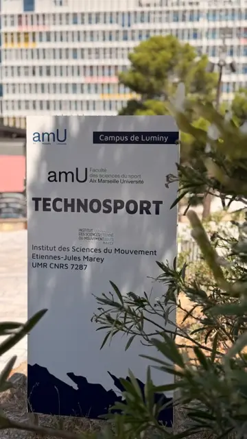 Totem d’entrée du bâtiment Technosport, campus de Luminy