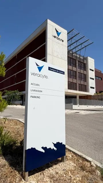 Totem d’accueil Veracyte, entrée du site sur le campus de Luminy