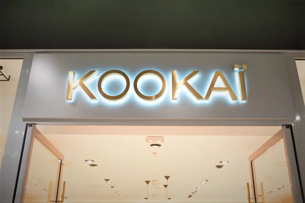 Enseigne lumineuse à lettres rétroéclairées d’une boutique KOOKAÏ