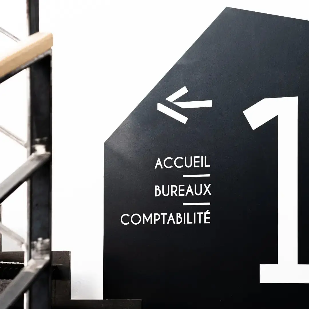 Jalonnement « Accueil, bureaux, comptabilité » posé dans une cage d’escalier