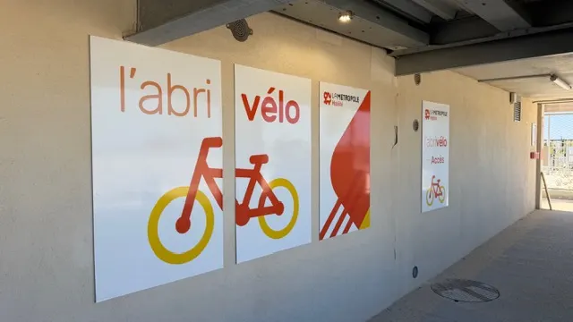 Panneaux d’information de l’abri vélo posés dans le parc relais