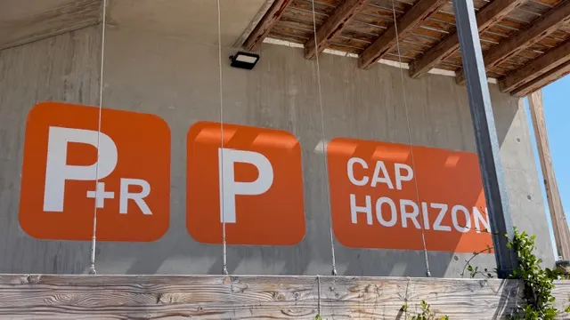 Enseignes P+R et « Cap Horizon » posées en façade du parc relais