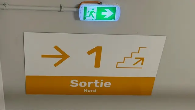 Panneau de sortie nord en drapeau, à la charte du réseau de mobilité
