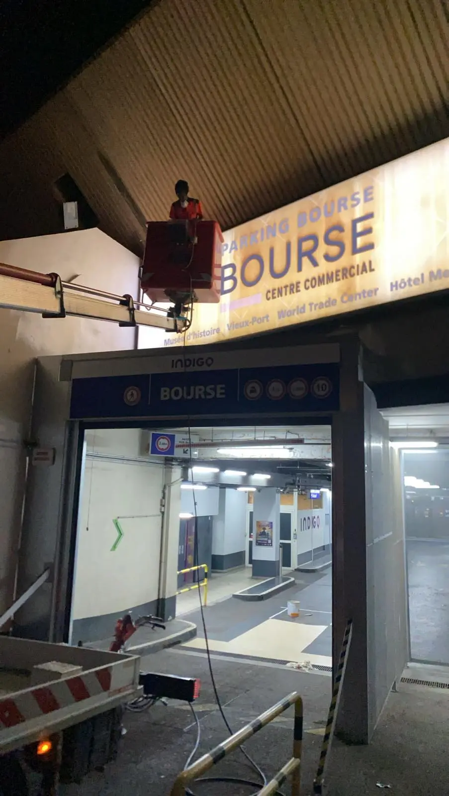 Salarié ASM en nacelle intervenant de nuit sur l’enseigne lumineuse « Parking Bourse »