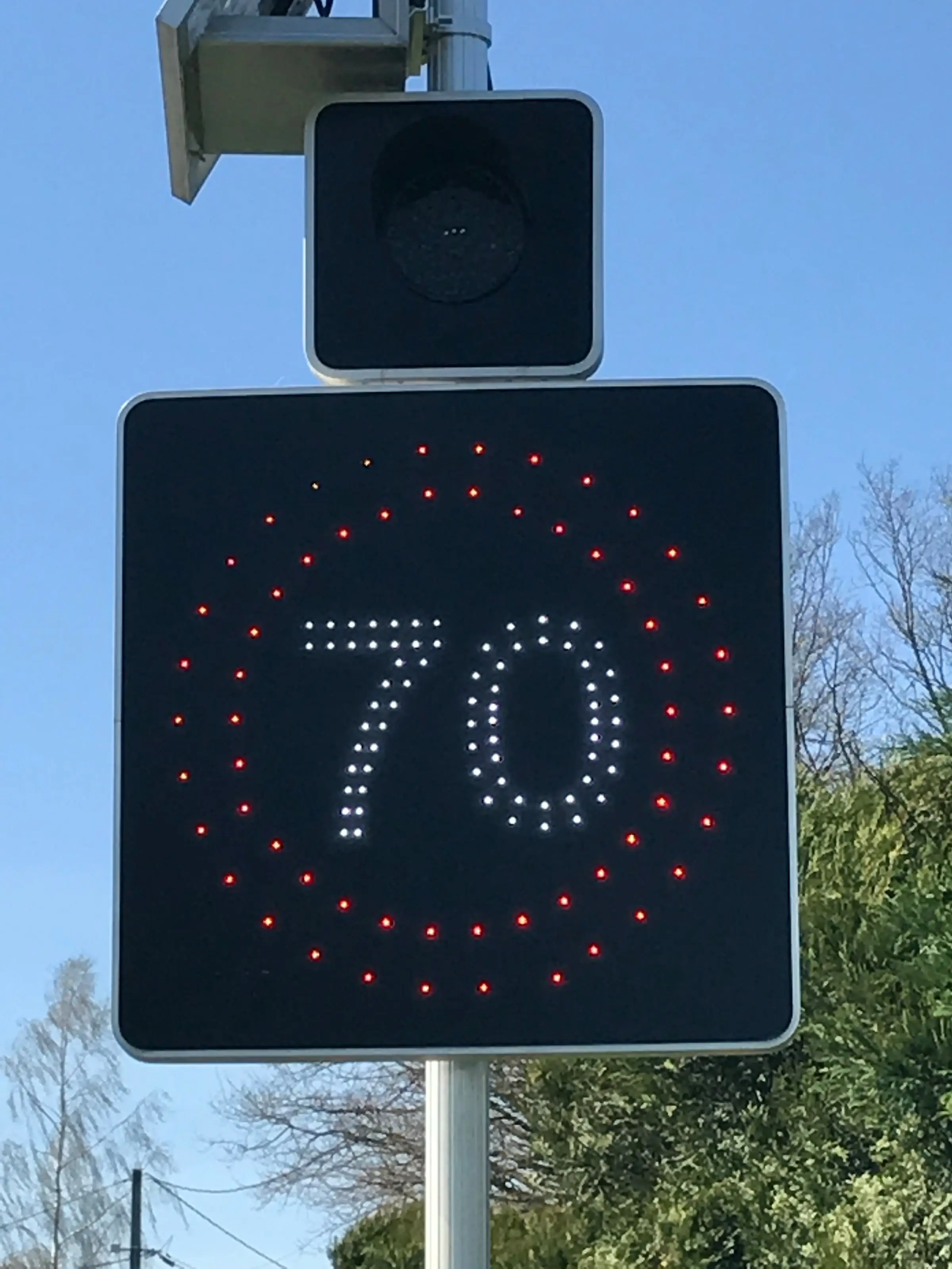 Panneau lumineux à LED affichant la vitesse limite « 70 » en bord de route