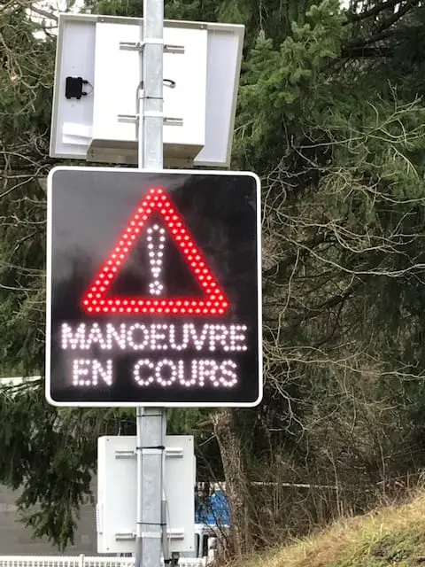 Panneau lumineux à LED affichant « Manœuvre en cours »