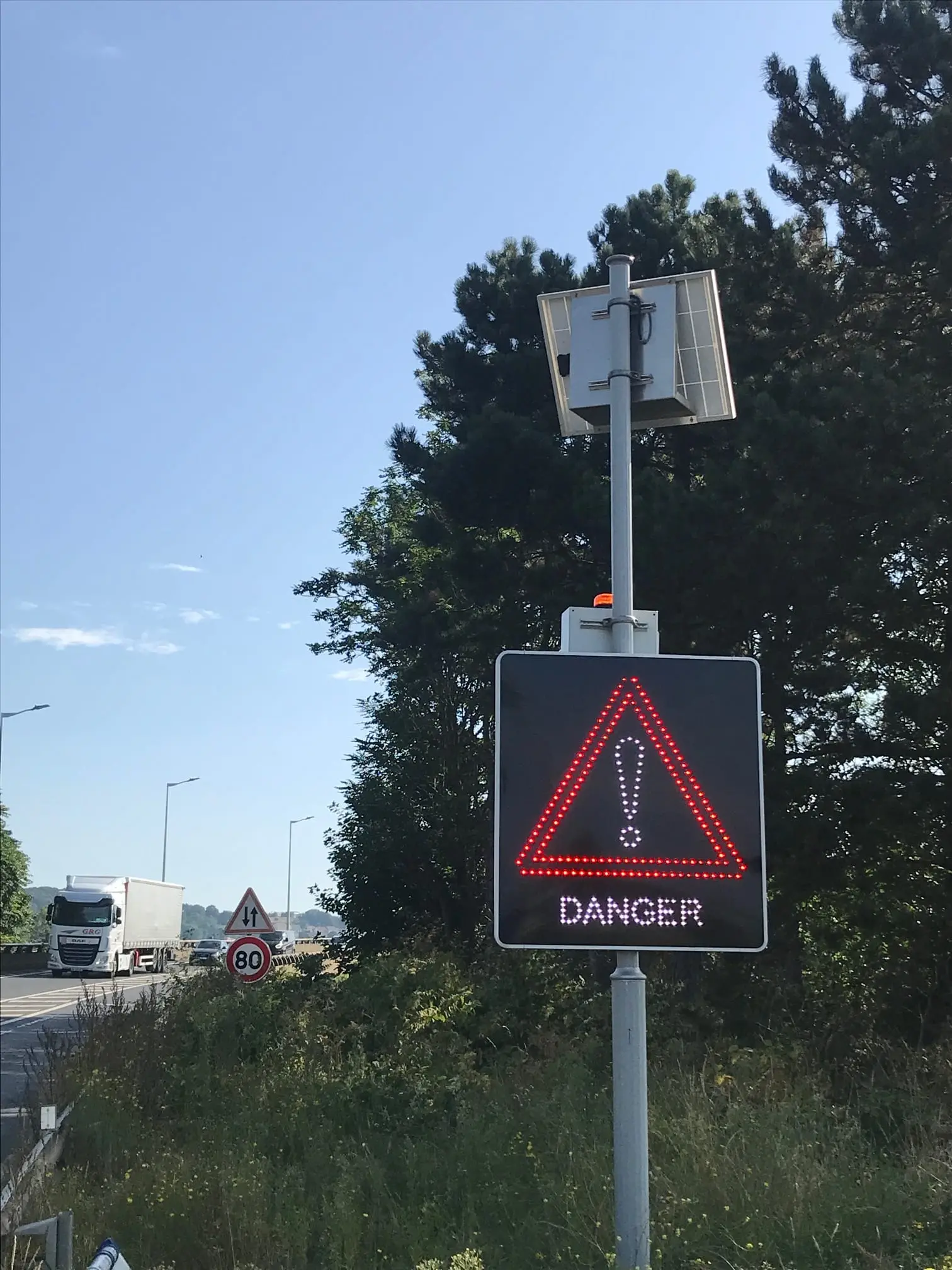 Panneau de danger télécommandé installé en bord d’autoroute