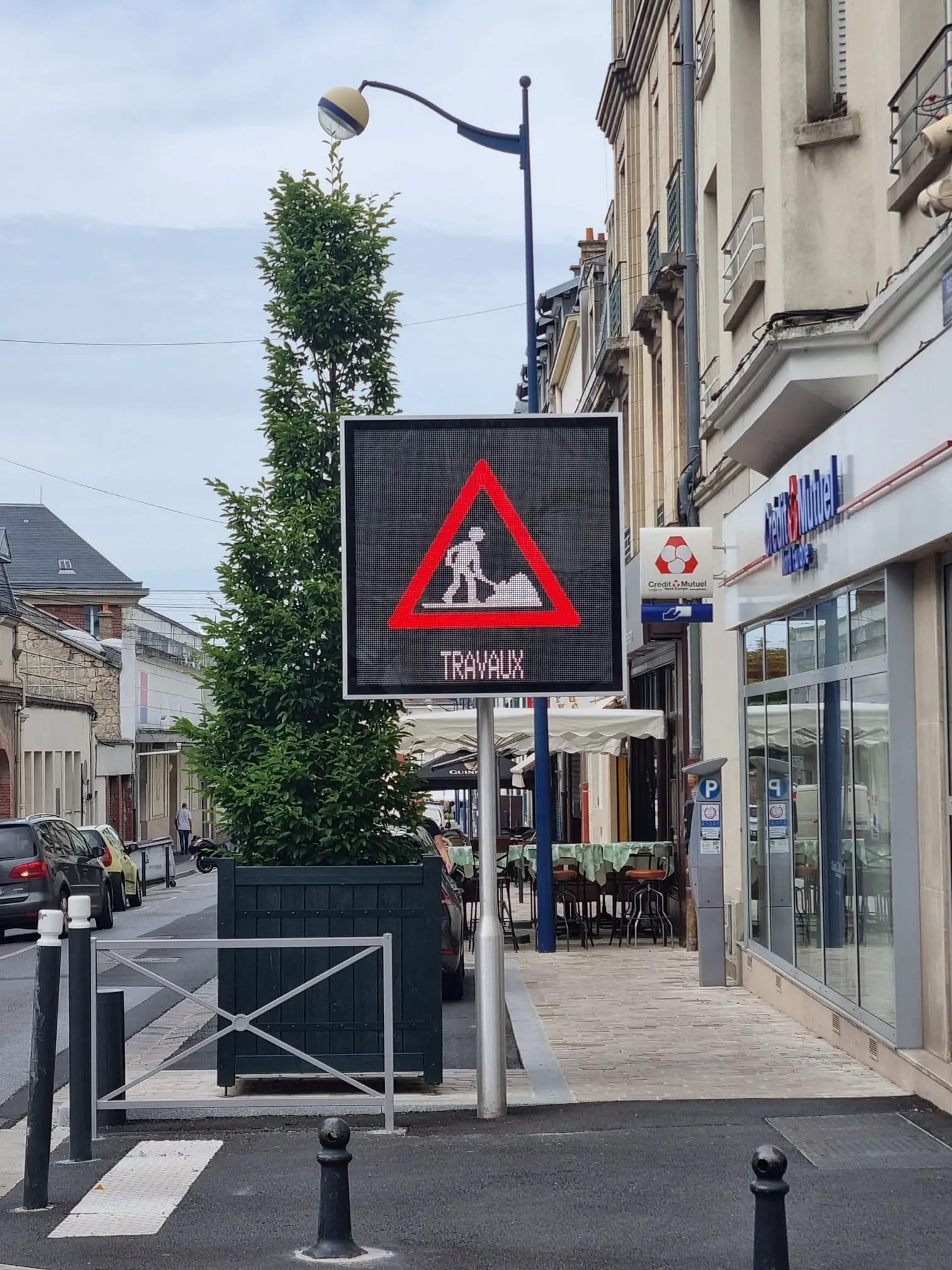 Panneau à messages variables annonçant des travaux sur la voie