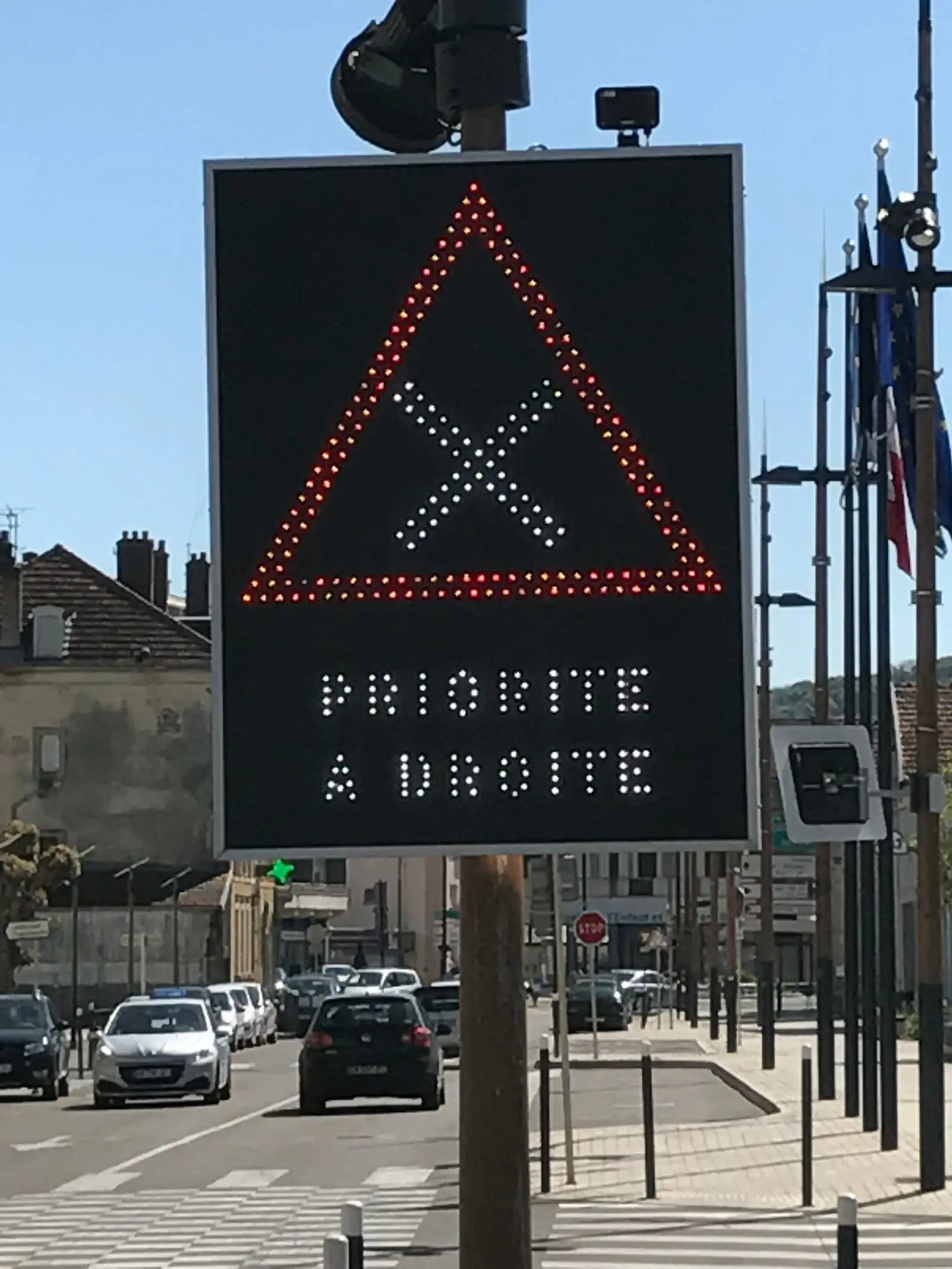 Panneau lumineux rappelant la priorité à droite à un carrefour