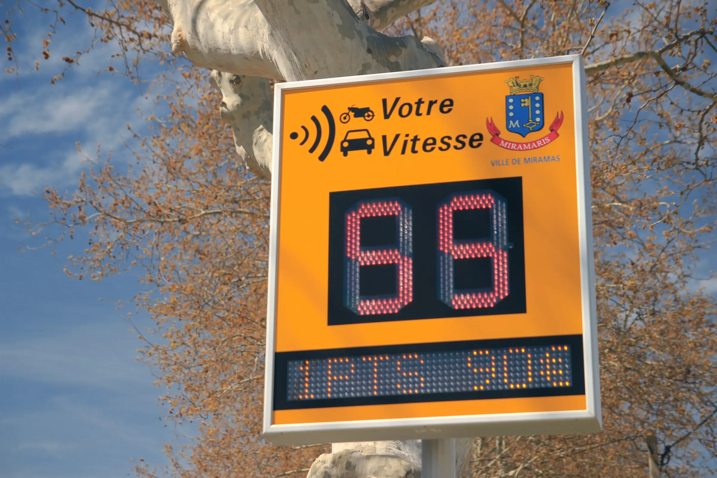 Radar pédagogique « Votre vitesse » aux couleurs d’une commune, installé sur mât