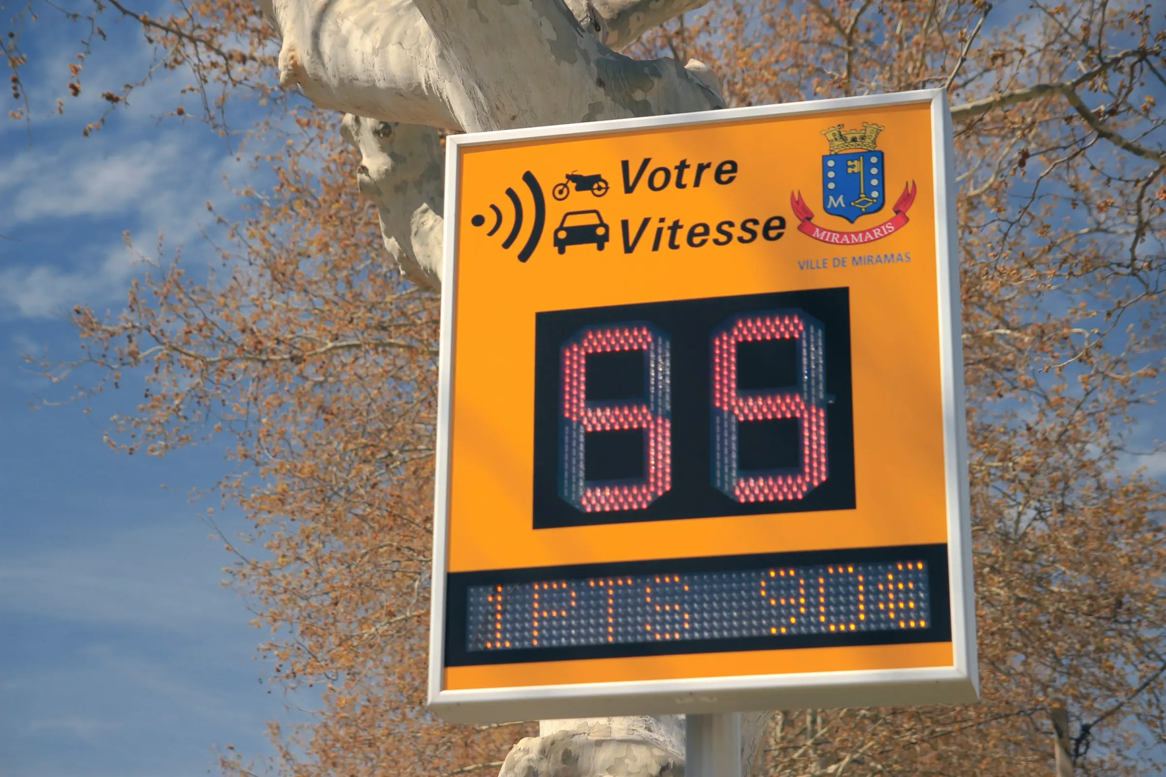 Radar pédagogique « Votre vitesse » aux couleurs d’une commune, installé sur mât
