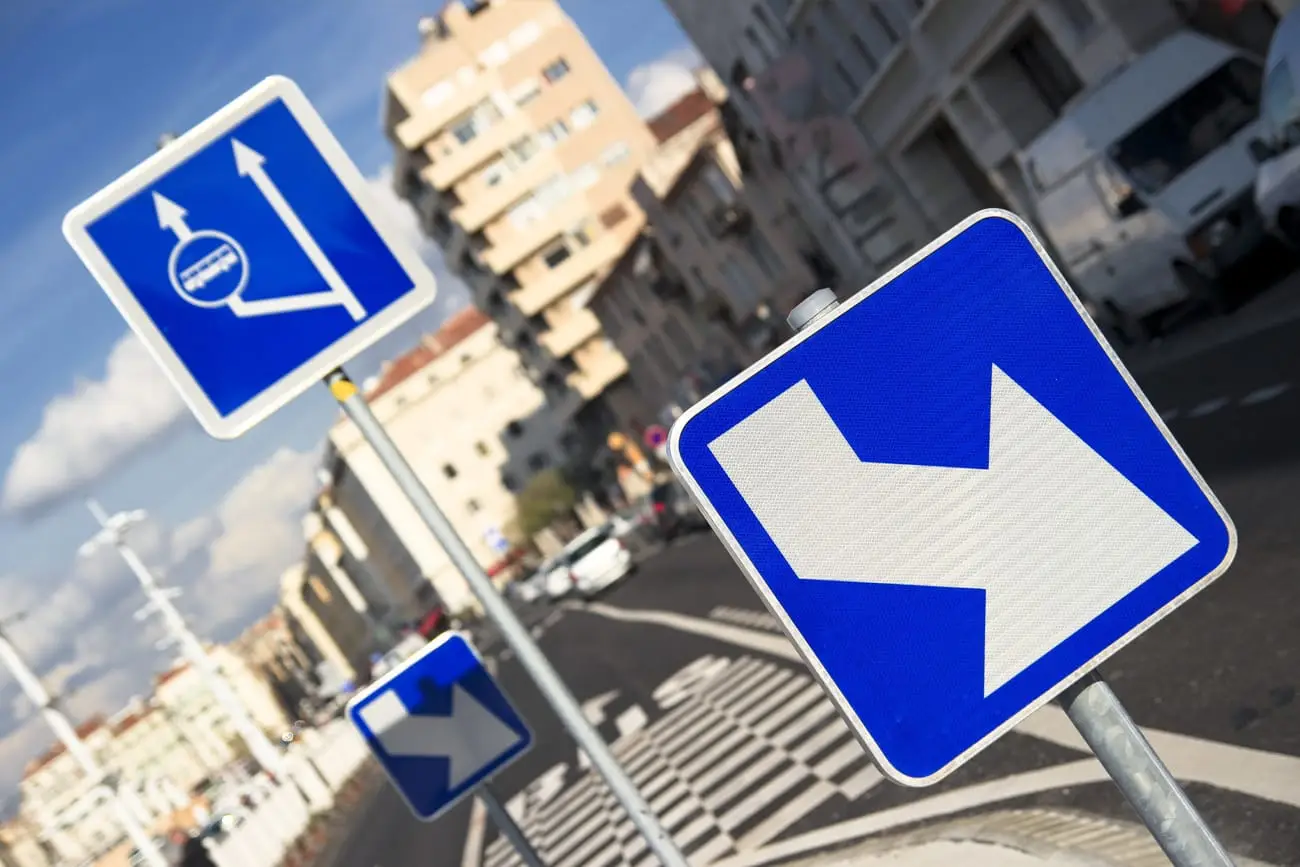 Panneaux de signalisation directionnelle posés en bord de voirie