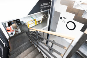 Vue intérieure des locaux ASM avec escalier et signalétique