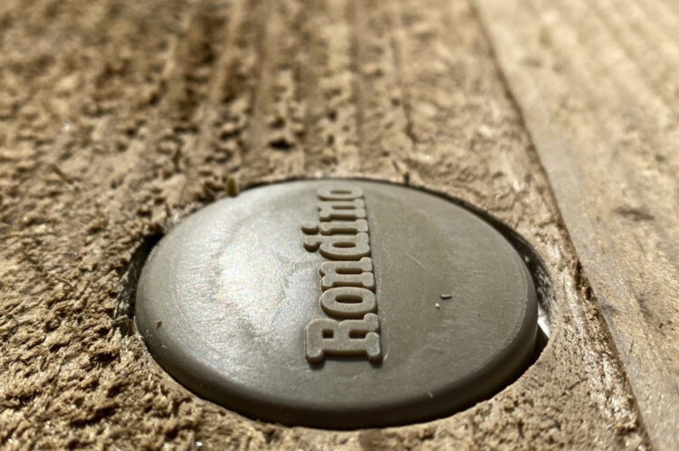 Clou podotactile Rondino encastré dans le sol pour guider les personnes malvoyantes.