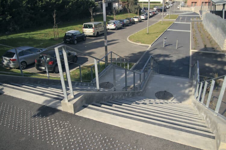 Clous podotactiles installés en haut d’un escalier par ASM pour l’accessibilité des personnes malvoyantes.