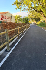 Glissière de sécurité en bois installée par ASM le long d’un chemin piéton pour protéger les usagers.