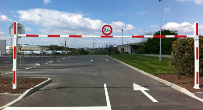 Barrière de parking avec limitation de hauteur 2,2 mètres installée par ASM pour sécuriser l’accès véhicules.