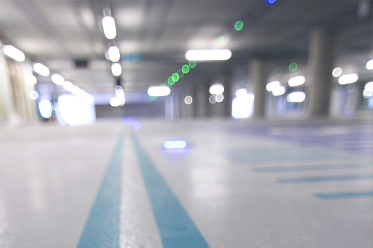 Marquage de ligne bleue en résine colorée sur sol.