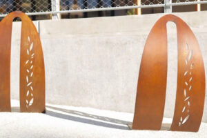 Attache vélo en acier corten installée par ASM, mobilier urbain design pour stationnement sécurisé.