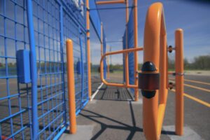 Portillon de sécurité installé par ASM pour sécuriser l’entrée d’un parc de jeux pour enfants.