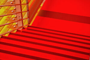 Escalier équipé de nez de marche thermocollé rouge, assurant visibilité et sécurité.