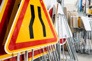 Panneau de signalisation de chantier temporaire pour prévenir les usagers et sécuriser la circulation.