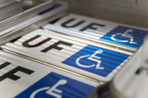 Panneaux de signalisation routière PMR pour indiquer les places de stationnement réservées aux personnes à mobilité réduite.