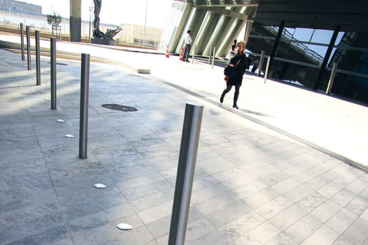 Potelets en inox installés par ASM pour protéger une zone piétonne et sécuriser l’espace urbain.