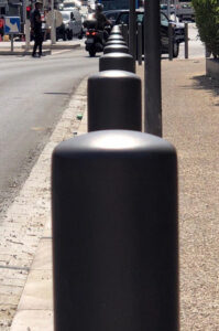 Potelets de protection installés le long d’une voirie pour sécuriser les piétons et délimiter les espaces urbains.
