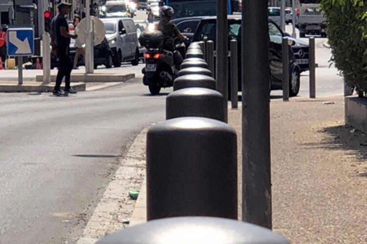 Potelets de protection installés le long d’une voirie pour sécuriser les piétons et délimiter les espaces urbains.