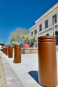 Potelets urbains installés par ASM devant la gare SNCF de La Ciotat pour sécuriser l’espace public.