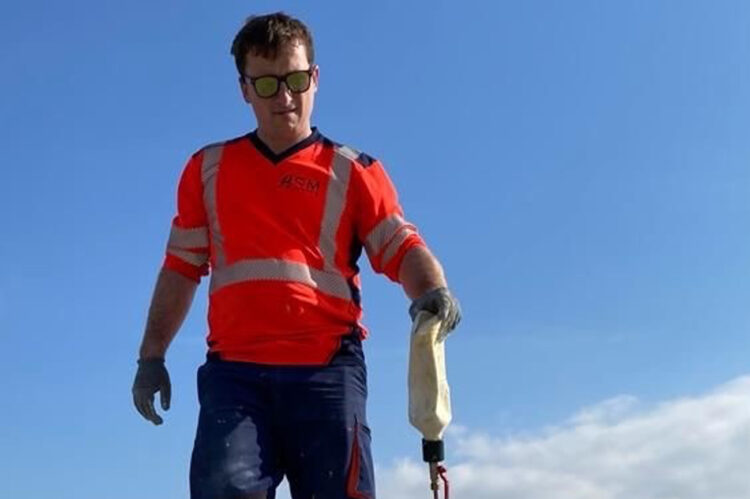 Opérateur réalisant un prémarquage au sol avant la pose définitive de la signalisation horizontale.